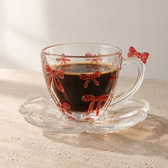 Xícaras de café Chérie em cristal com pires e laços em relevo rosa, incluídas no kit